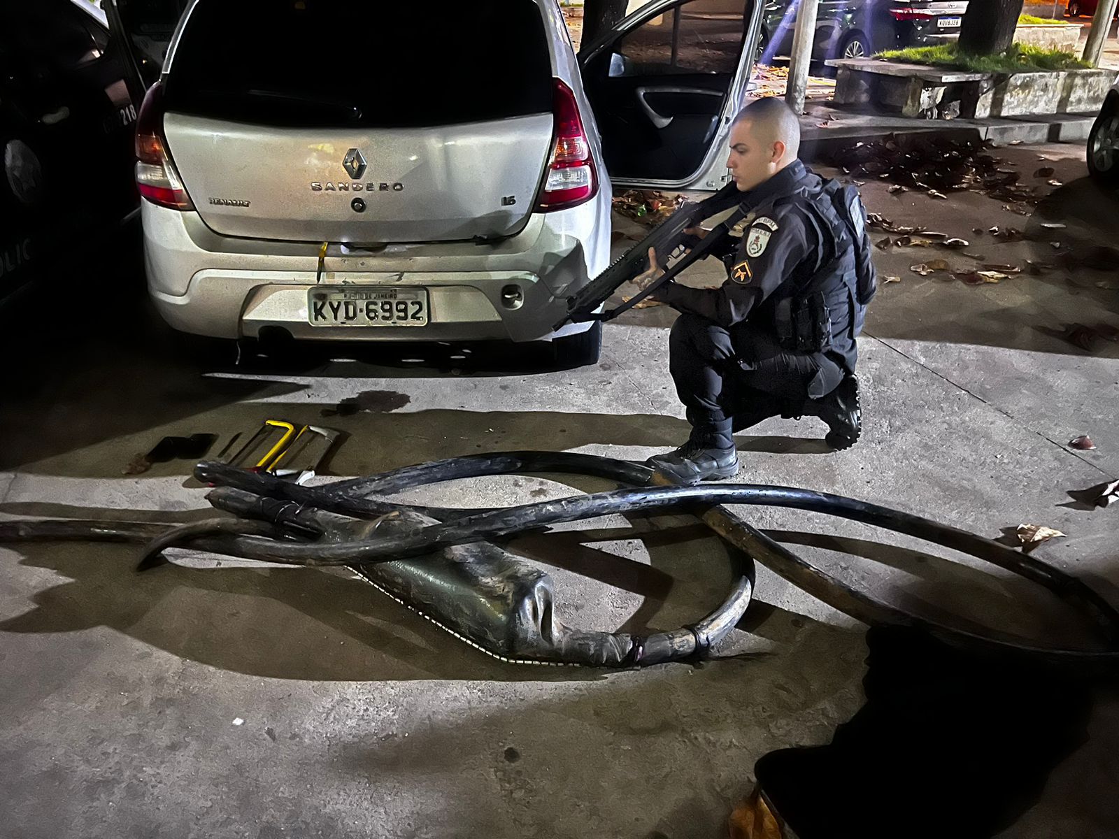 PMs apreendem 20 metros de cabo furtado e um veículo Sandero no Centro de Belford Roxo